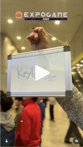 Lámina 1 de 1: Cartel escrito a mano con “Keyblade” en el aeropuerto (sin su cara)