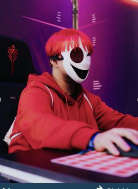 Lámina 2 de 7: Cosplayer con máscara en PC gamer