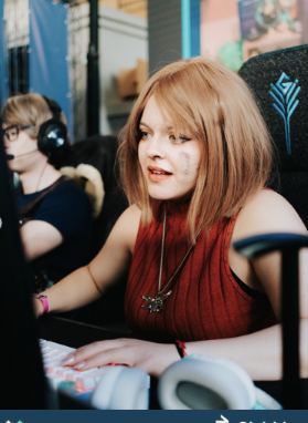 Lámina 7 de 7: Gamer con cosplay en PC