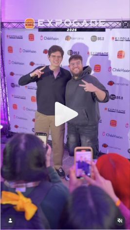 Lámina 1 de 1: El Mariana y Keyblade posando en el panel de prensa mientras los fans graban