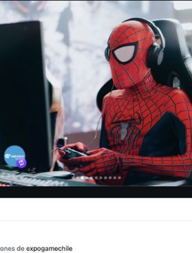 Lámina 3 de 11: Cosplayer de Spider-Man jugando en PC