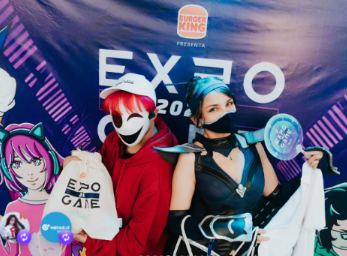 Lámina 5 de 11: Cosplayers con bolsas de Expogame frente a Burger King