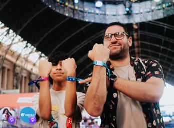 Lámina 6 de 11: Padre e hijo mostrando sus pulseras
