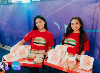 Lámina 8 de 11: Promotoras de Burger King con hamburguesas