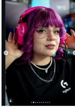 Lámina 2 de 10: Streamer con audífonos Logitech rosados