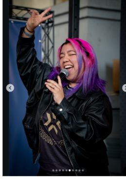 Lámina 6 de 10: Cantante en el escenario