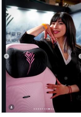 Lámina 8 de 10: Modelo en silla gamer rosada