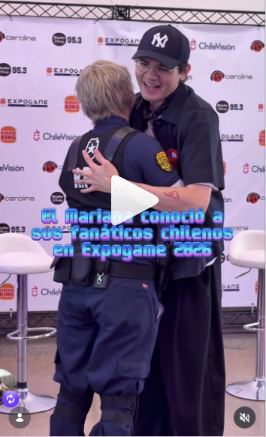 Lámina 1 de 1: El Mariana abrazando a fans en el Meet & Chill, frente al panel de prensa
