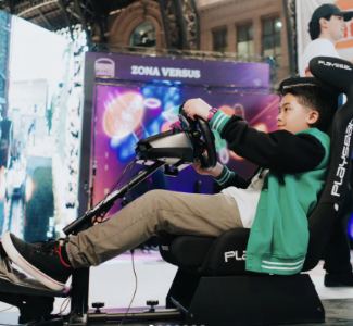 Lámina 1 de 7: Niño en simulador Playseat (Zona Versus)