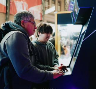 Lámina 6 de 7: Abuelo y nieto en un arcade