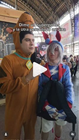 Lámina 1 de 1: “Dime un superpoder y la otra persona lo arruina”: periodista disfrazado de Scooby-Doo con cosplayers