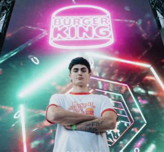 Lámina 2 de 10: Creador posando bajo el logo de Burger King