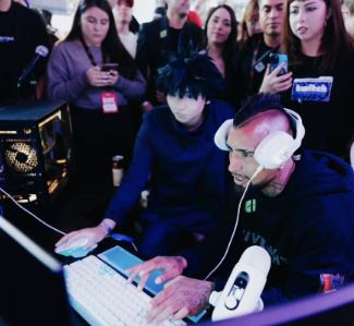 Lámina 3 de 10: Arturo Vidal jugando en PC, rodeado de público