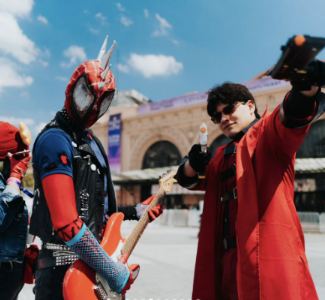 Lámina 4 de 10: Cosplayers de Dante (Devil May Cry) y guitarrista