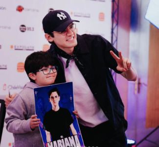 Lámina 5 de 10: Niño con El Mariana sosteniendo un póster en el Meet & Chill