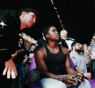 Lámina 7 de 10: Jugador en sillón gamer en la zona Twitch