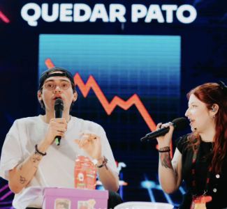Lámina 8 de 10: El Mariana con Laru-chan en la dinámica “Quedar pato”