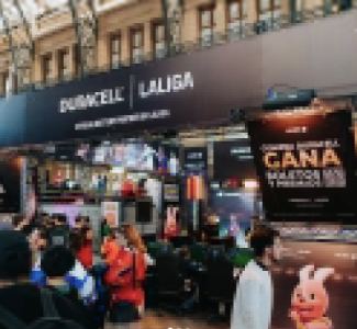Lámina 1 de 3: Stand Duracell x LaLiga con fila de público