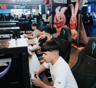 Lámina 3 de 3: Jugadores en sillas gamer