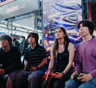 Lámina 2 de 3: Cuatro jóvenes jugando frente a la gráfica de Sbarro