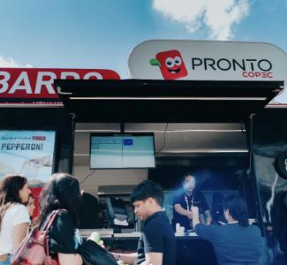 Lámina 3 de 3: Food truck de Pronto Copec y Sbarro