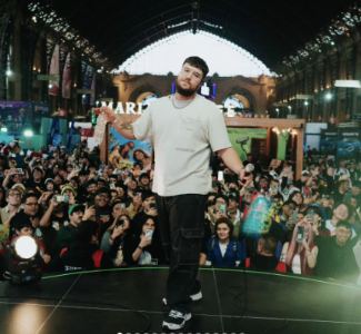 Lámina 1 de 15: Keyblade en el escenario frente a la multitud