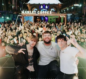 Lámina 2 de 15: Keyblade con dos creadores y el público