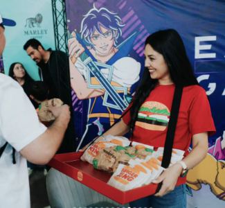 Lámina 11 de 15: Promotora de Burger King repartiendo hamburguesas