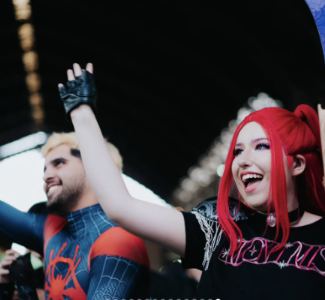 Lámina 15 de 15: Cosplayers celebrando