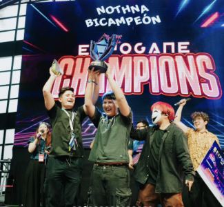 Lámina 3 de 15: “Nothna bicampeón” de Expogame Champions, con trofeo