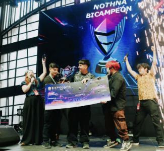 Lámina 4 de 15: Entrega del cheque gigante con chispas