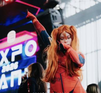 Lámina 5 de 15: Cosplayer de Asuka (Evangelion) en el escenario