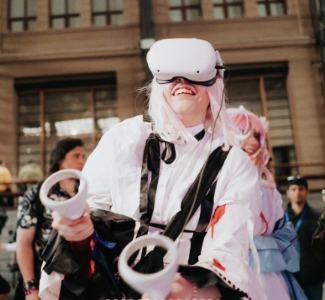 Lámina 6 de 15: Cosplayer con lentes de realidad virtual