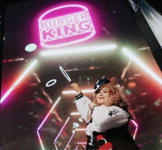 Lámina 7 de 15: Cosplayer bajo el logo de Burger King