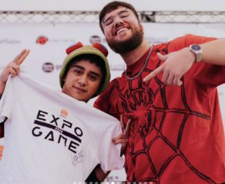 Lámina 8 de 15: Creador con polera de Spider-Man, un fan y una polera de Expogame