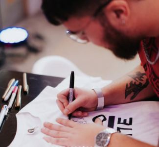 Lámina 9 de 15: Creador firmando una polera