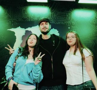 Lámina 1 de 3: Dos fans con un creador en el Meet & Greet de Monster