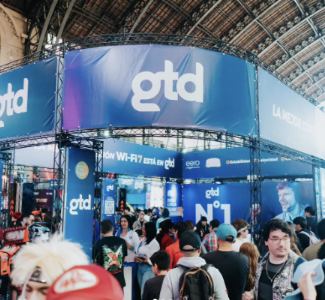 Lámina 1 de 3: Stand GTD con público (“Wi-Fi 7”, “N°1”)
