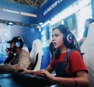 Lámina 2 de 3: Niña jugando en PC con audífonos