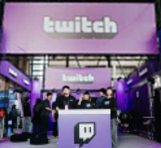 Lámina 1 de 3: Stand de Twitch con el staff (foto pixelada)