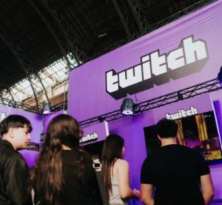 Lámina 2 de 3: Público frente al stand de Twitch