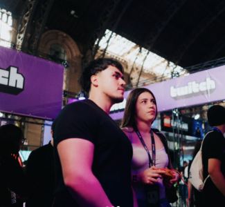 Lámina 3 de 3: Pareja con credenciales frente a Twitch