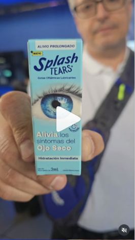 Lámina 1 de 1: Vocero mostrando la caja de Splash Tears a la cámara