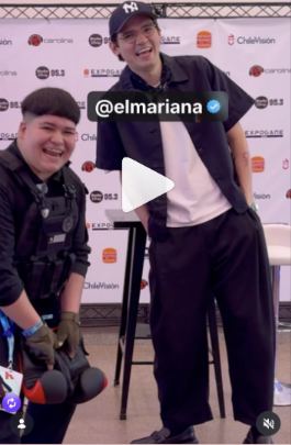 Lámina 1 de 1: Roberto, con chaleco antibalas, junto a El Mariana en la sala de prensa: sketch de boxeo
