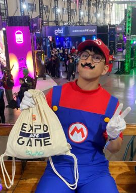 Lámina 1 de 6: Marco vestido de Mario con la bolsa SWAG de Expogame