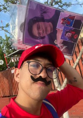 Lámina 3 de 6: Selfie con su cartel