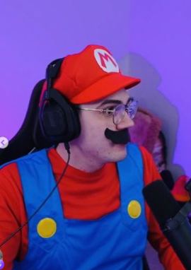 Lámina 6 de 6: El Mariana vestido de Mario en su stream